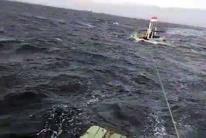 Kapal yang kandas di perairan Gili saat ditarik ke dermaga pelabuhan Probolinggo.