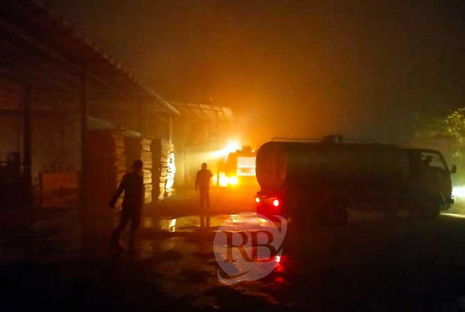 MEMBARA: Petugas damkar saat berupaya memadamkan api di pabrik kayu PT Mapan Jaya Sakti di Ngerong, Gempol.