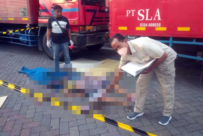 OLAH TKP: Petugas Polsek Gempol saat melakukan olah TKP kecelakaan kerja di area PT Gudang Garam Gempol, (16/9).