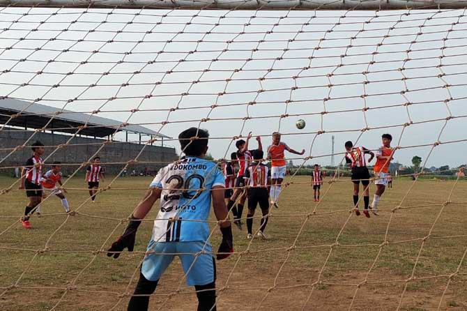 PERSAHABATAN: Persipro Muda menguji kekuatannya melawan SSB Bayu Gatra di Lapangan Fortune Kelurahan/Kecamatan Kademangan, (4/9). (Rizky Putra Dinasti/ Radar Bromo)