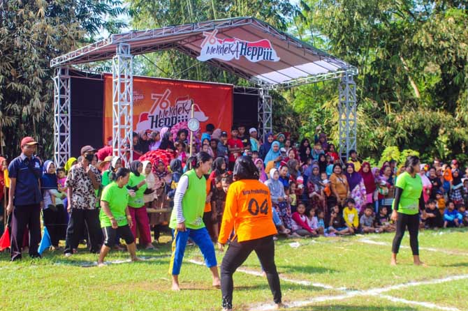 OLAHRAGA TRADISIONAL: Gobak sodor yang memeriahkan Merdeka Heppiii Probolinggo.