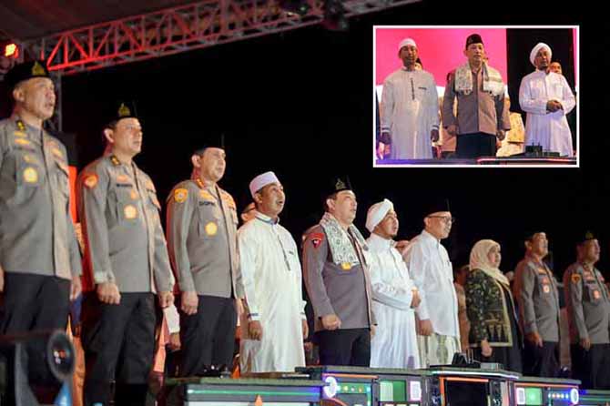 PEJABAT POLRI: Kapolri Jenderal Listyo Sigit Prabowo (lima dari kiri) didampingi pejabat utama Polri dan Kapolda Jatim Irjen Nico Afinta bersama Ketua Yayasan Ponpes Nurul Qodim KH. Abdul Hadi Noer (empat dari kiri) dan Khodimul Majelis Syubbanul Muslimin