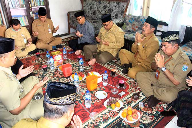 BERDOA: Wabup Timbul Prihanjoko bersama rombongan mengikuti tahlil di kediaman Aril, Desa Besuk Kidul. Di samping Wabup ada Subadri, ayah Aril. (Jamaluddin/ Radar Bromo)