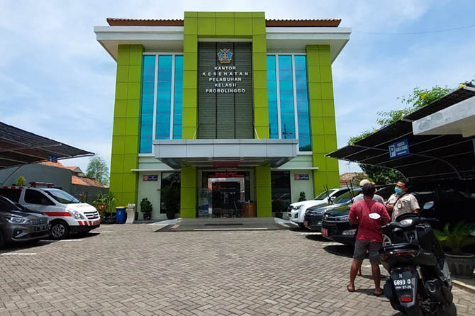 LANGSUNG HABIS: Kantor Kesehatan Pelabuhan (KKP) Kelas II Probolinggo menerima relokasi 3 ribu vaksin Meningitis. Namun, habis dalam waktu sehari. (Rizky Putra Dinasti/Jawa Pos Radar Bromo)