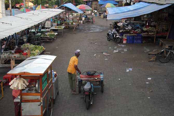 TEMPAT PERPUTARAN UANG: Suasana di Pasar Semampir saat pagi hari. Sejumlah komoditi di pasar tradisional masih stabil walau ada kenaikan BBM. (Foto: Dok. Radar Bromo)