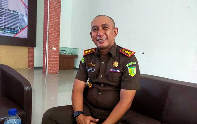 HUMORIS: Kajari Kabupaten Pasuruan yang baru, Abdi Reza Pachlewi. Dia mendaftar di kejaksaan setelah mendapat saran dari temannya. (Iwan Andrik/ Radar Bromo)