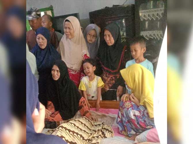 DUKA: Pemakaman Nr di Desa Sukorejo, Kecamatan Pohjentrek, Kabupaten Pasuruan, Minggu (16/10). (BPBD Kota Pasuruan for Jawa Pos Radar Bromo)