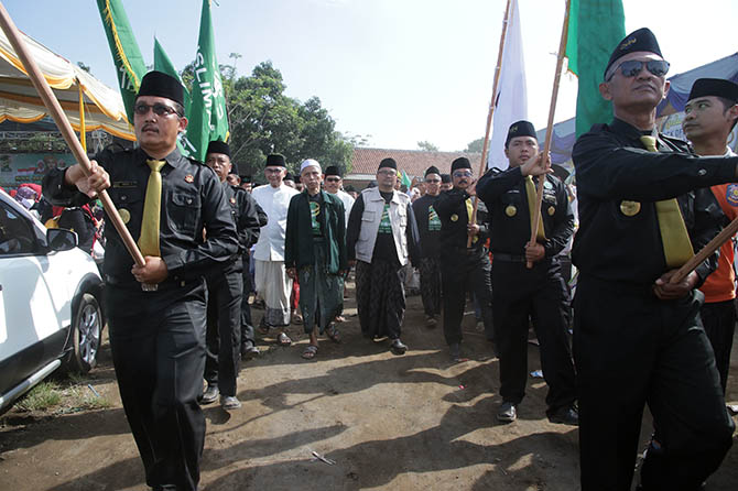 SATU ABAD: Kirab panji dan jalan sehat bersarung. Nampak beberapa tokoh politik hadir pada kegiatan tersebut. (Achmad Arianto/Jawa Pos Radar Bromo)