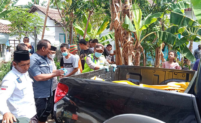 TAK BERNYAWA: Polisi mengevakuasi jenazah Indra Kusuma ke RSUD Waluyo Jati Kraksaan. Korban ditemukan meninggal dunia oleh mantan istrinya di kontrakannya, Sabtu (22/10). (Foto: Polsek Paiton for Jawa Pos Radar Bromo)
