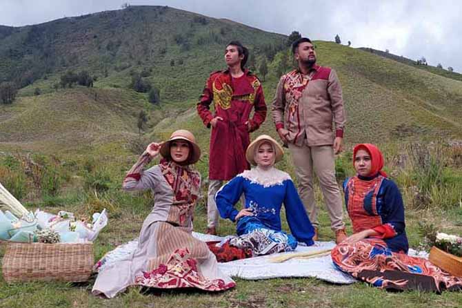 BATIK PENDALUNGAN: Sejumlah model yang memakai batik Probolinggo saat pemotretan di bukit savana Bromo. (Foto: Rizky Putra Dinasti/Jawa Pos Radar Bromo)