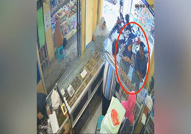 LIHAT REKAMAN: Ibnu Hajar memperlihatkan rekaman CCTV pasutri yang membawa kabur dua gelang di toko mertuanya, Toko Emas Pusaka Semampir, Kraksaan, Rabu (27/10). Inset, dua pelaku (dilingkari merah) saat berpura-pura membeli emas di Toko Emas Semampir. (a