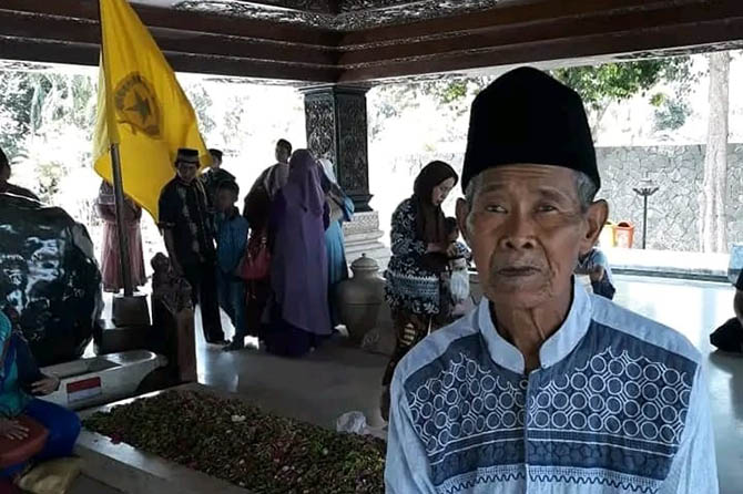 SUDAH PULANG: Kakek Abdul Ghofur yang sudah ditemukan keluarga dan pulang ke rumahnya di Desa Karangpanas, Kecamatan Pasrepan. (May Santi for Radar Bromo)