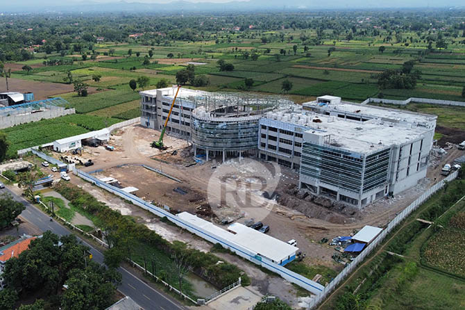 Pembangunan RSUD Ar-Rozi saat dipotret dari udara. Saat ini, proyek itu baru 60 persen. (Fahreza Nuraga/Radar Bromo)