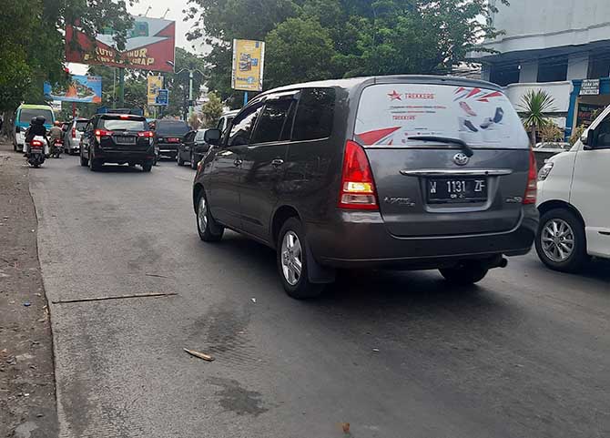 MACET: Sejumlah pengendara menggunakan semua lajur di Simpang Empat Randu Pangger, Kota Probolinggo. Hal ini sering menimbulkan kemacetan. (Fahrizal Firmani/Jawa Pos Radar Bromo)