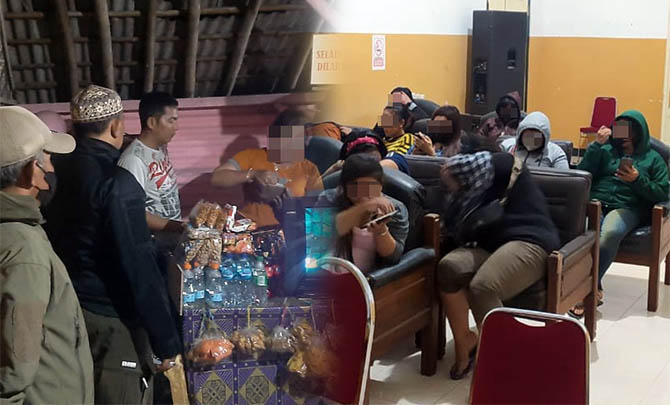 DIAMANKAN: Satpol PP Kota Probolinggo saat menyasar salah satu warung di Triwung Kidul. Dan sejumlah pemandu lagu yang diamankan, Jumat (14/10) malam. (Satpol PP Kota Probolinggo for Radar Bromo)
