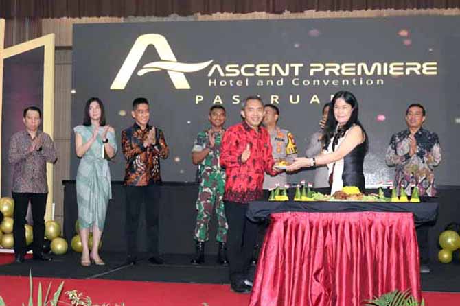 SELAMATAN: Pemberian tumpeng oleh Komisaris PT Grand Suropati Pasuruan kepada GM Ascent Premiere Hotel & Convention Yacob Nainggolan disaksikan Forkopimda Kota dan Kabupaten Pasuruan. (Foto: Erri Kartika/Jawa Pos Radar Bromo)