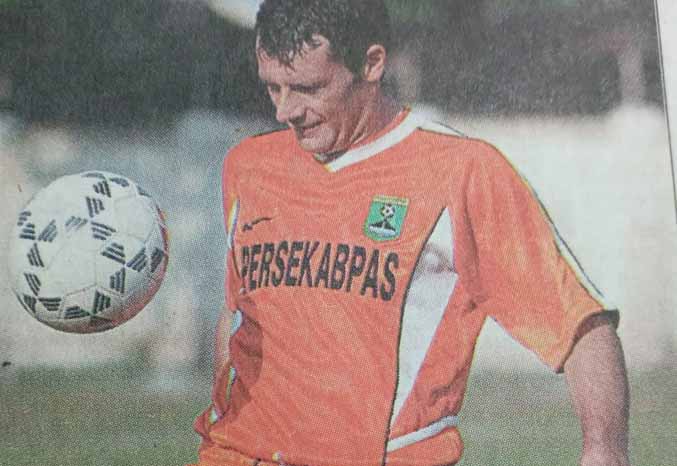 SERBA BISA: Gaya Pancho saat membawa bola dengan seragam oranye Persekabpas. FORMASI SEMIFINAL: Skuad Persekabpas di musim 2006. Saat itu ada Pancho, Zah Rahan dan sejumlah pemain yang berhasil membawa Persekabpas tembus ke semifinal. (Foto: Pancho for Ja