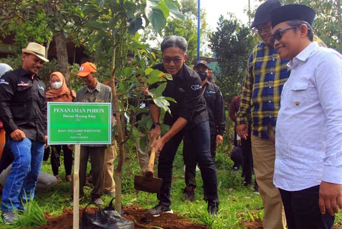 KEMBANGKAN WISATA: Penanaman pohon di area wisata Desa Guyangan, Krucil. Desa Guyangan merupakan  desa wisata binaan CSR Paiton Energy - POMI dengan program pemberdayaan masyarakat berbasis konservasi.