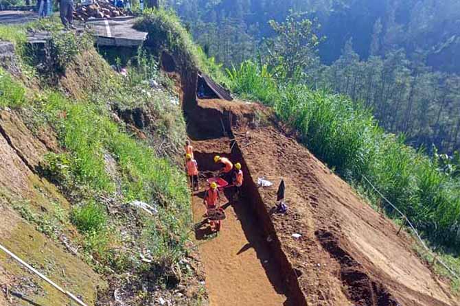 PENGUATAN: Pekerja memperbaiki lereng tebing di jalan menuju Bromo, kawasan Desa Baledono, Kecamatan Tosari. (Foto: M Rosyidi/Jawa Pos Radar Bromo)