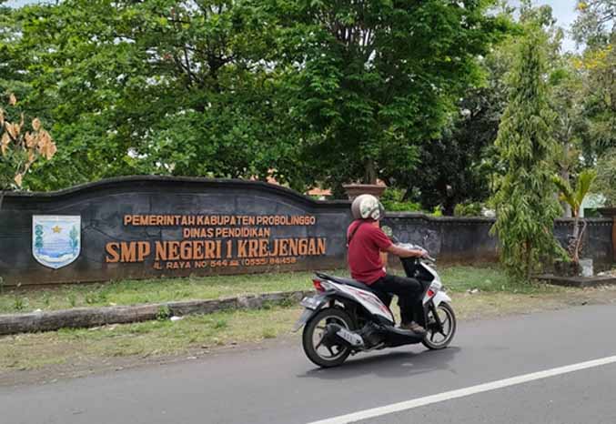 BAKAL DIBENAHI: SMPN Krejengan, salah satu sekolah yang direhab tahun ini. (Foto: Agus Faiz Musleh/Jawa Pos Radar Bromo)