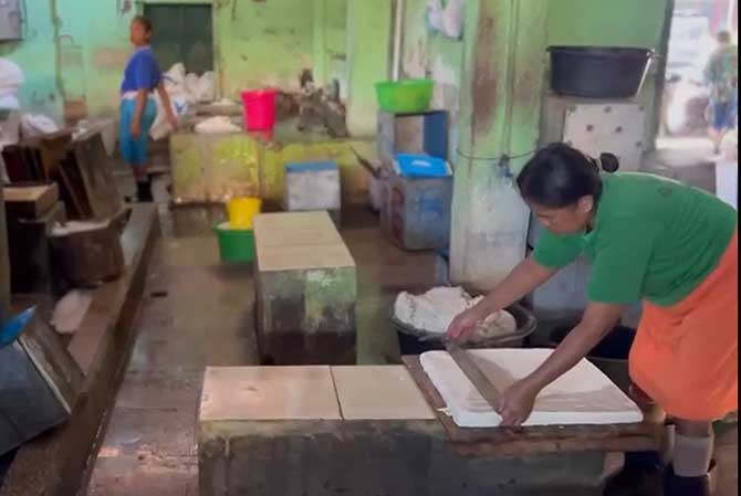 BIOGAS: Produksi tahu di salah satu pabrik di kawasan Kecamatan Wonoasih, Kota Probolinggo. Limbah dari  pabrik ini berhasil diolah menjadi biogas dan telah dimanfaatkan puluhan masyarakat sekitar pabrik.