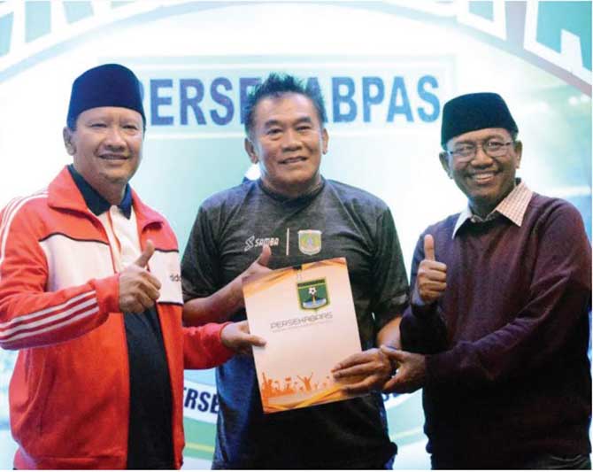 Bupati Irsyad Yusuf saat mengenalkan Subangkit sebagai pelatih kepala Persekabpas musim ini. (istimewa)