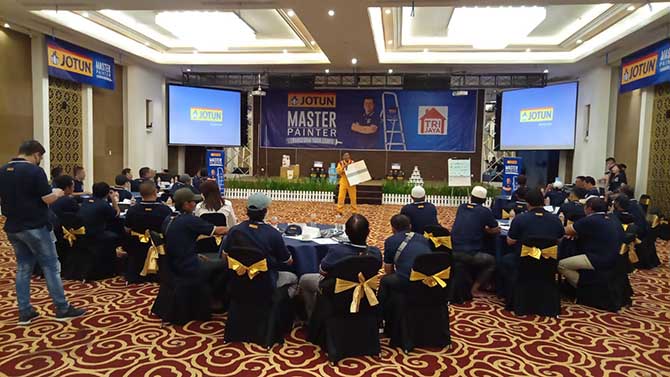 ANTUSIAS : Tiga puluh depan peserta antusias mengikuti Program Master Painter persembahan PT. Jotun Indonesia bekerja sama dengan Toko Bangunan Tri Jaya di Ballroom Bromo Park Hotel, kemarin.
