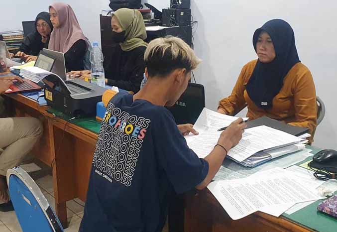 AKIBAT MESUM: Tersangka Hanafi menjalani pemeriksaan di Unit Perlindungan Perempuan dan Anak (PPA) Satreskrim Polres Pasuruan. (Foto: Istimewa)