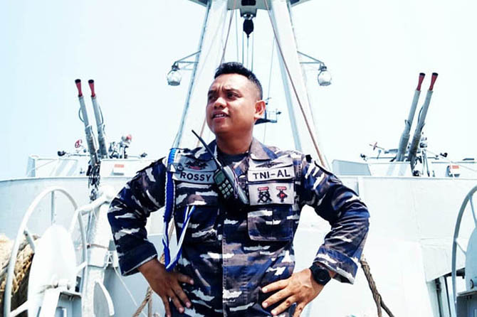 TAK PERNAH MENYERAH: Mochamad Rossi yang kini bertugas di Koarmada II Surabaya. Dia menjadi Bintara Utama di Kapal KRI 561 Multatuli. (Foto: Istimewa)