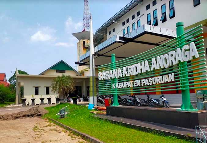 TARGET CEPAT: GOR Raci direhab dan disiapkan untuk event. (Foto: Iwan Andrik/Jawa Pos Radar Bromo)