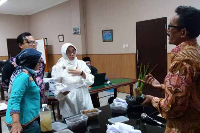 PERBAIKI TANAH: Thomas Kristanto, ketua Kelompok Tani Makmur Satu dari Wonomerto menjelaskan inovasinya pada tim juri saat babak paparan dan evaluasi Kamis (20/10). (Foto: Didik Purwanto/Jawa Pos Radar Bromo)