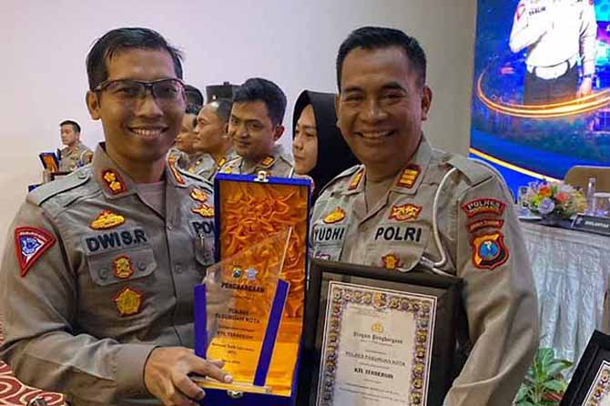 JUARA: AKP Yudhiyono (kanan) saat menerima penghargaan KTL paling bersih pada Senin (24/10) lalu. (Foto: Polres Pasuruan Kota for Jawa Pos Radar Bromo)