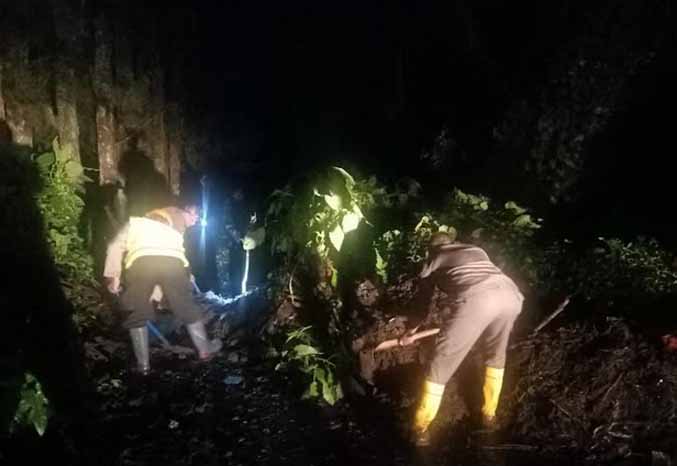 DIBERSIHKAN: Material longsor yang menutup akses menuju Gunung Bromo via Tosari-Wonokitri, tertutup longsor. Material longsor langsung dibersihkan. (Foto: M. Rosyidi/Jawa Pos Radar Bromo)