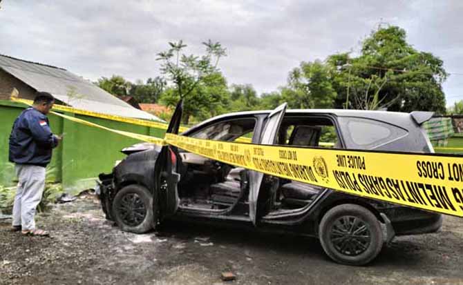 DISELIDIKI POLISI: Mobil milik Syaiful Bahri yang terbakar. Diduga kuat mobil sengaja dibakar oleh orang tak dikenal. (Foto: Achmad Arianto/Jawa Pos Radar Bromo)