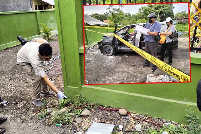 CARI BUKTI: Petugas kepolisian mencari barang bukti. Inset, mobil milik Syaiful yang terbakar. (Foto: Achmad Arianto/Jawa Pos Radar Bromo)