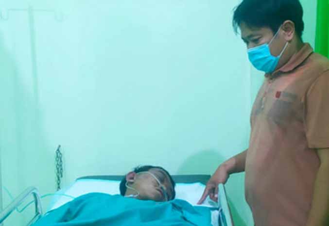 TAK SADARKAN DIRI: Suporter Arema Andri Wahyudi, menjalani perawatan usai menjadi korban perampokan. (Foto: Polsek Sukorejo for Jawa Pos Radar Bromo)