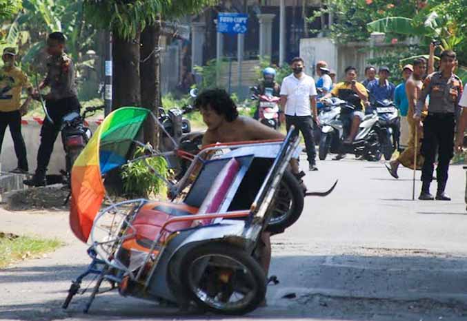 MANTAN RESIDIVIS: Aksi Thoriq saat mengamuk dan membawa celurit keliling kampung. (Foto: Dok. Radar Bromo)