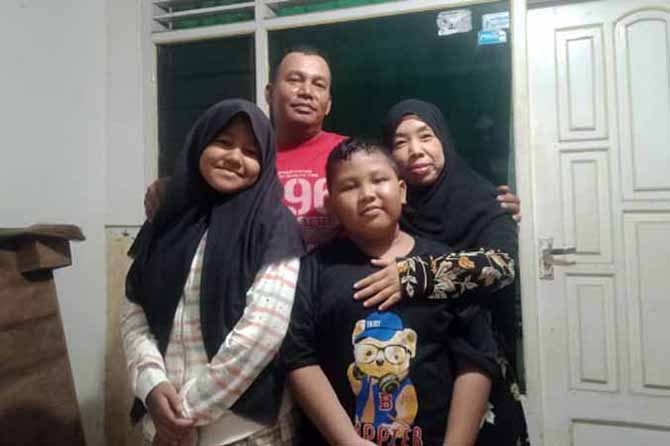 LENGKAP: Wafiq dan Nur Hasanah bersama putra putri mereka. Mereka perlu menanti sembilan tahun untuk bisa memiliki buah hati. (Foto: Istimewa)