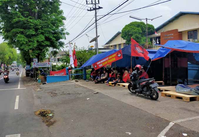MEMILIH BERTAHAN: Para buruh bertahan di tenda depan PT KBS, Pandaan. (Foto: Rizal F Syatori/Jawa Pos Radar Bromo)