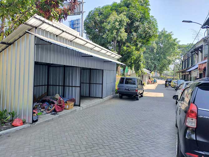SEPI: Kondisi lapak semi permanen blok ruko di terminal Pandaan yang sepi. (Rizal F. Syatori/ Radar Bromo)