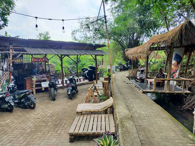 ALAMI: Kedai Gumuk, salah satu fasilitas pendukung wisata Sumber Kidul di Dusun Krangkong, Desa Ngadimulyo, Kecamatan Sukorejo. (Rizal F. Syatori/jawa pos radar bromo)