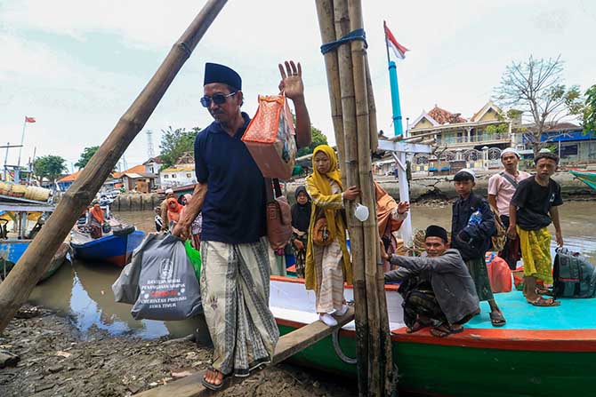 SEBERANGI PULAU: Salah satu jamaah Haul KH Abdul Hamid dari Sampang, Madura mulai datang, Rabu (4/10). Mereka naik kapal selama empat jam menuju Kota Pasuruan. (Mokhammad Zubaidillah/ Radar Bromo)