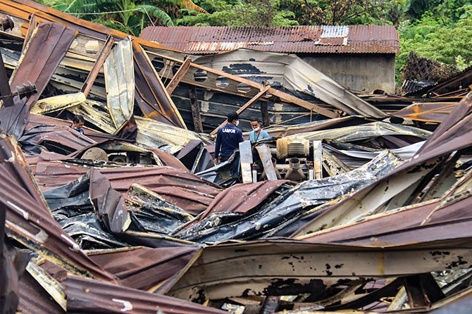 TELUSURI: Sejumlah petugas Labfor mendatangi puing-puing sisa kebakaran pabrik kayu PT HAII untuk mencari penyebab kebakaran di pabrik kayu setempat. (Mokhamad Zubaidillah/Jawa Pos Radar Bromo)
