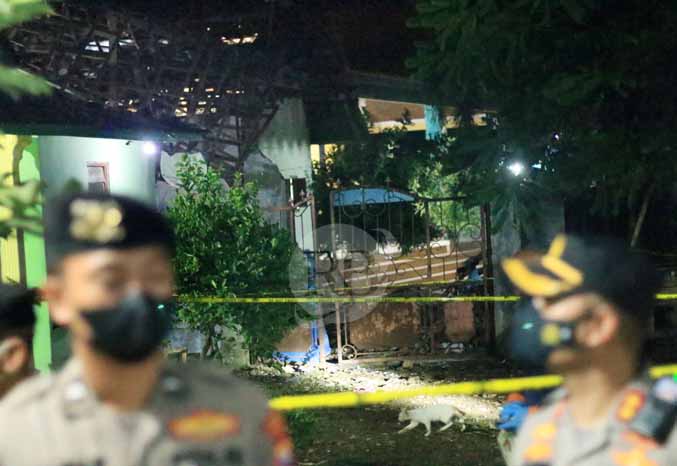 LOKASI: Garis polisi yang dipasang di rumah warga di Dusun Bajangan Kulon, Desa Bajangan, Kecamatan Gondangwetan. Sebelumnya terdengar ledakan di rumah tersebut, Senin (17/10) petang. (Foto: M Zubadillah/Jawa Pos Radar Bromo)