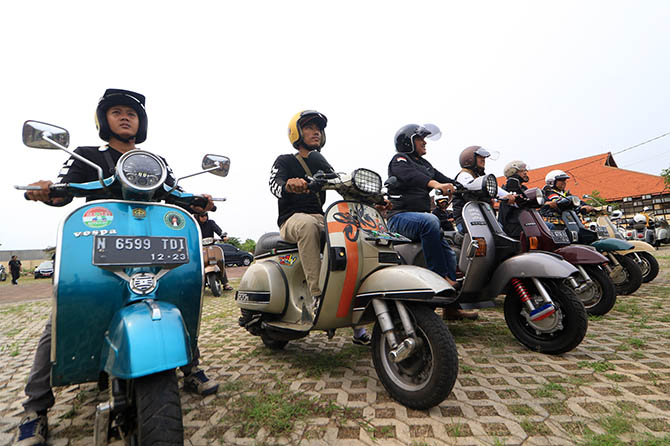 FESTIVAL: Komunitas penggemar Vespa berada di halaman gedung Gradhika Kota Pasuruan dalam agenda peringatan HUT Ke-77 Provinsi Jatim. (Mokhamad Zubaidillah/Radar Bromo)