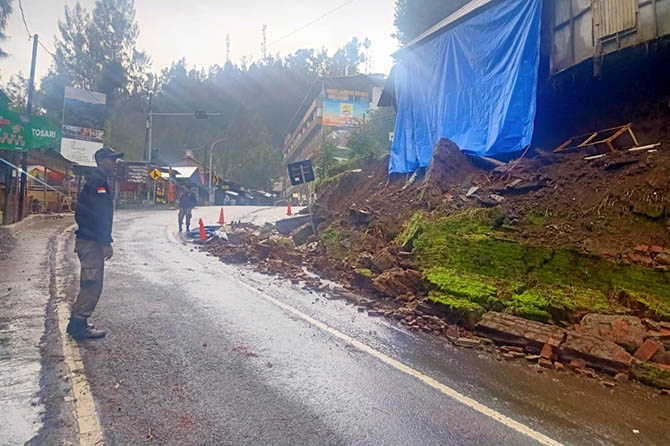 TUTUPI JALAN: Material yang menutupi badan jalan di Baledono, Tosari. Longsor terjadi usai hujan deras mengguyur Selasa (25/10) siang. (Foto: Istimewa)