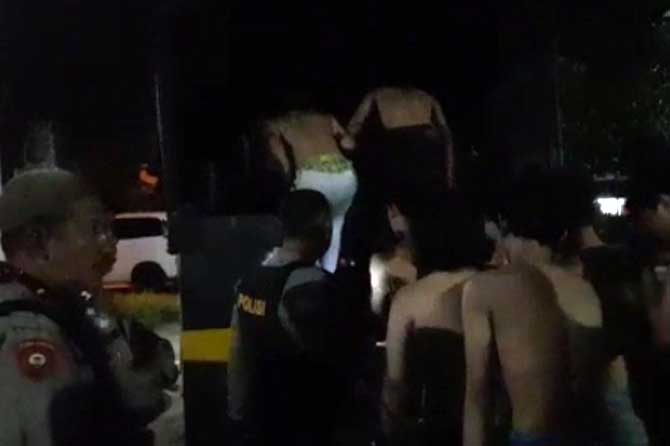 Petugas mengamankan sejumlah oknum suporter yang menggelar sweeping di Pandaan.