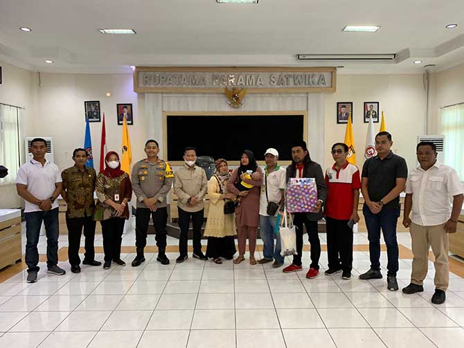 BERAKHIR DAMAI: Proses penyerahan bayi ke orang tua kandungnya oleh keluarga yang telah mengadopsinya secara ilegal di Mapolres Probolinggo kemarin. (Polres Probolinggo for Jawa Pos Radar Bromo)