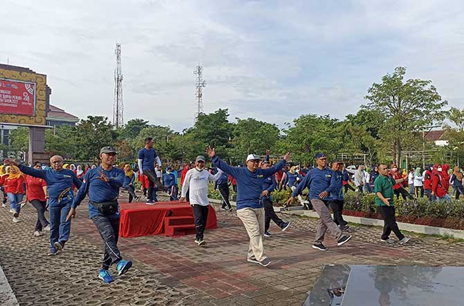 KOMPAK: Wakil Bupati Probolinggo Drs. H.A. Timbul Prihanjoko bersama sejumlah kepala OPD dan masyarakat mengikuti Senam Gema Cermat di Alun-alun Kota Kraksaan, Minggu (13/11).