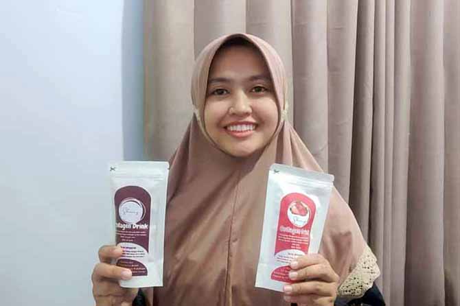 HASIL RISET: Siti Nurseha menunjukkan kolang kaling yang telah diolah dan dapat menambah kolagen. (Foto: Agus Faiz Musleh/Jawa Pos Radar Bromo)